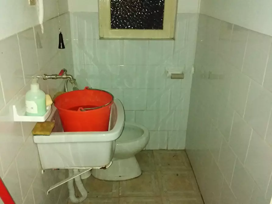 Immagine 9 di Locale commerciale in vendita  a Ragusa