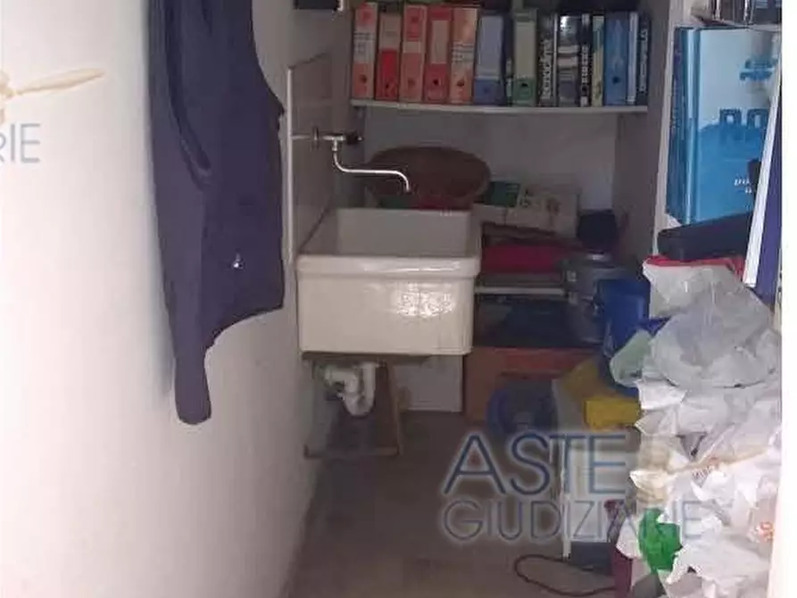 Immagine 2 di Locale commerciale in vendita  a Rimini