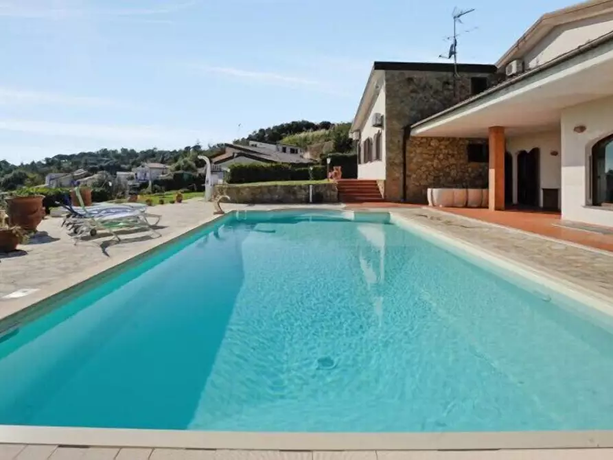 Immagine 2 di Villa in affitto  a Livorno