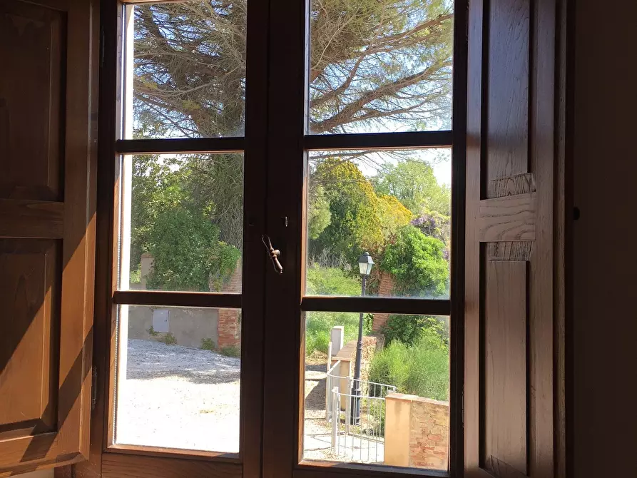 Immagine 9 di Rustico / casale in vendita  a Livorno