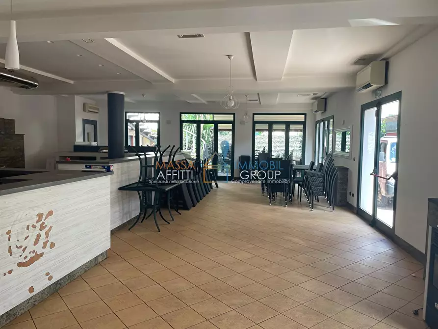 Immagine 11 di Locale commerciale in vendita  in Via Democrazia 64 a Massa