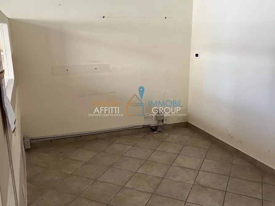 Immagine 4 di Locale commerciale in affitto  in Via Democrazia 42 a Massa