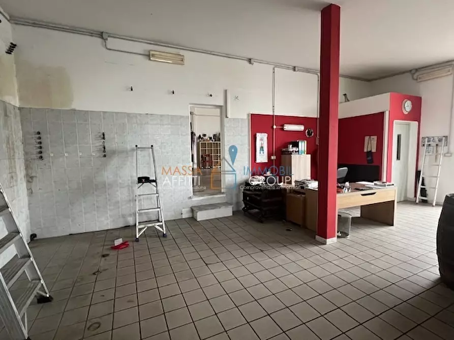 Immagine 10 di Locale commerciale in affitto  in Via del Papino 15 a Massa
