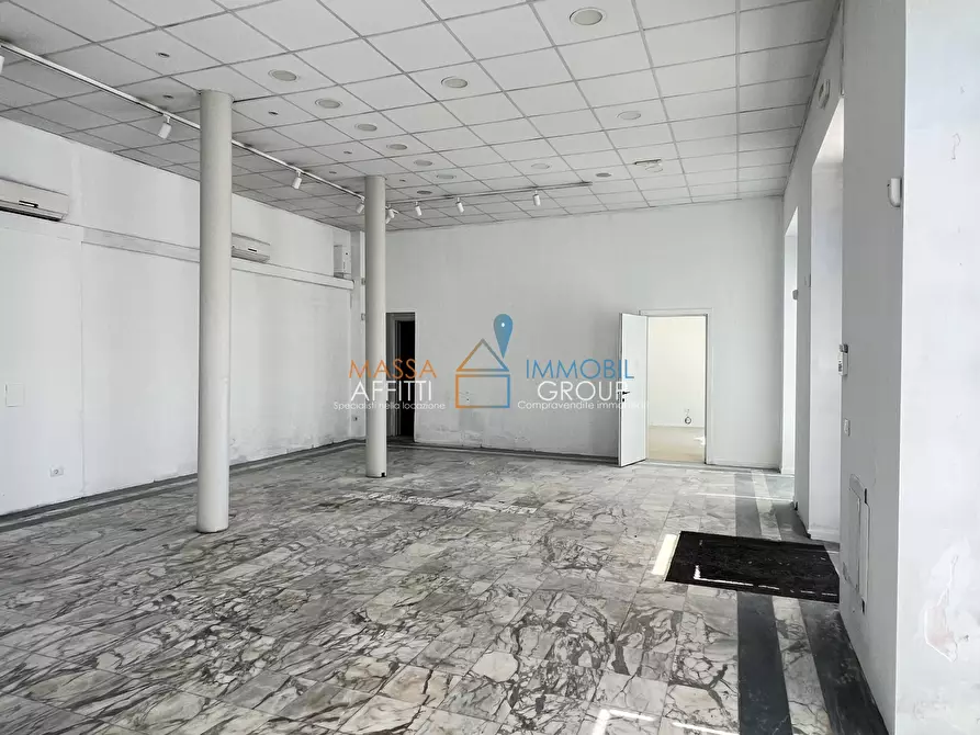 Immagine 11 di Locale commerciale in affitto  in Viale XX Settembre 199 a Carrara