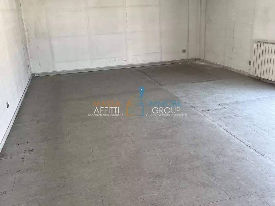 Immagine 2 di Locale commerciale in affitto  in Via G. Carducci 123 a Massa