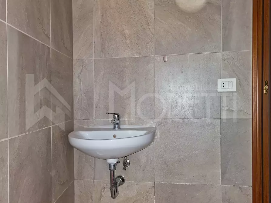 Immagine 12 di Locale commerciale in affitto  in Via Roma a Collesalvetti