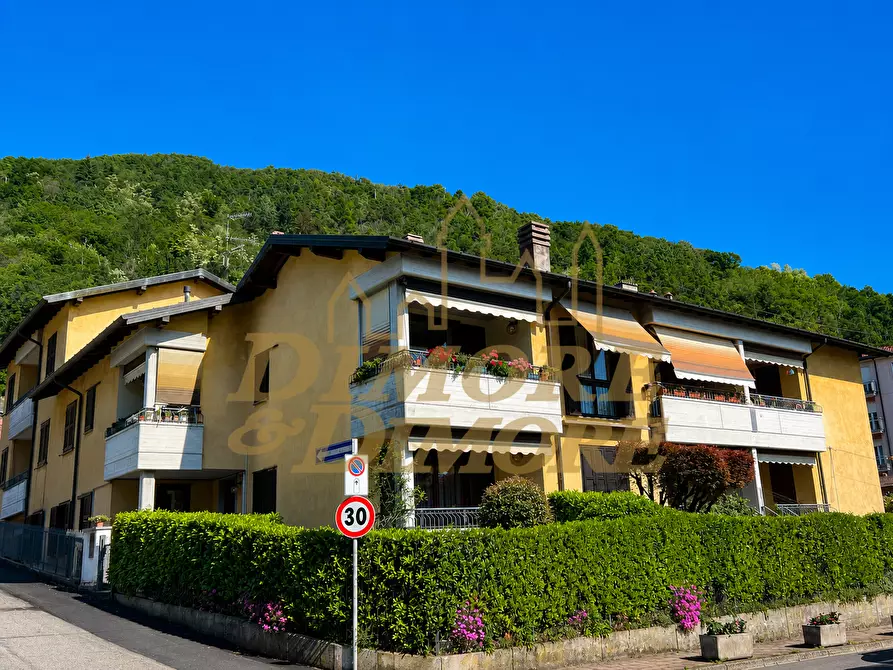 Immagine 1 di Appartamento in vendita  in Viale Garibaldi 19 a Maccagno Con Pino E Veddasca
