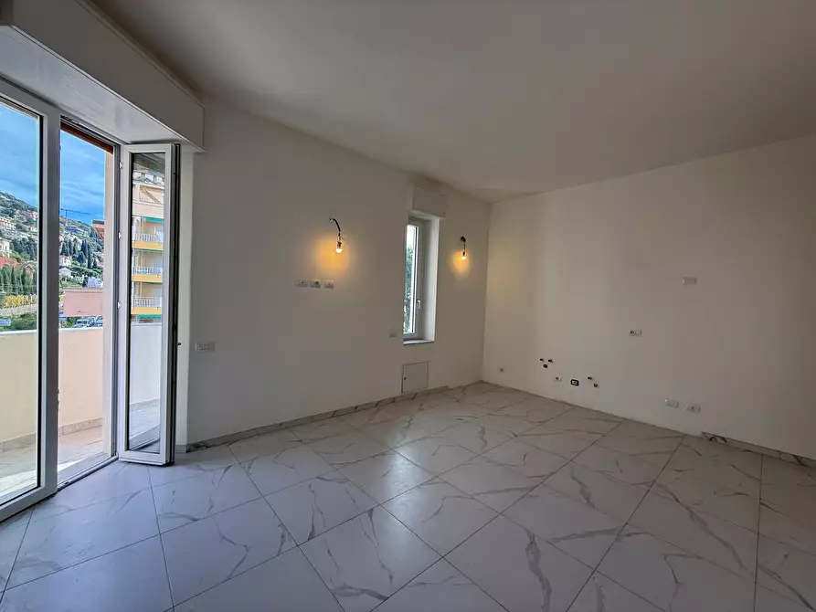 Immagine 30 di Trilocale in vendita  in V.le hanbury a Alassio