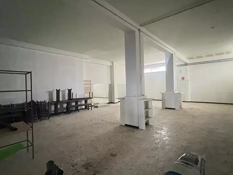 Immagine 3 di Locale commerciale in vendita  a San Gregorio Di Catania