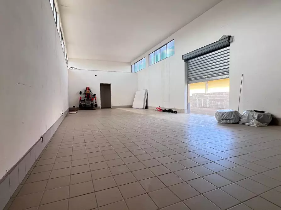 Immagine 4 di Capannone industriale in affitto  a Gravina Di Catania