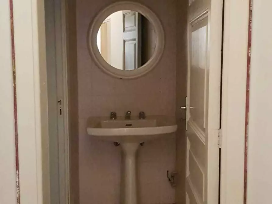 Immagine 8 di Locale commerciale in affitto  a Gravina Di Catania