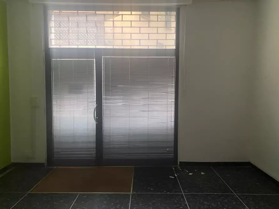 Immagine 9 di Locale commerciale in affitto  a Genova
