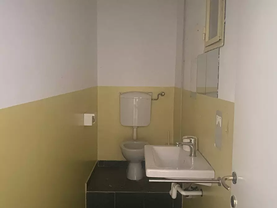 Immagine 4 di Locale commerciale in affitto  a Genova