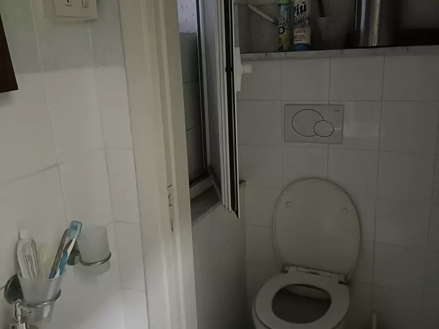 Immagine 22 di Locale commerciale in vendita  in Via dei Platani 35 R a Genova