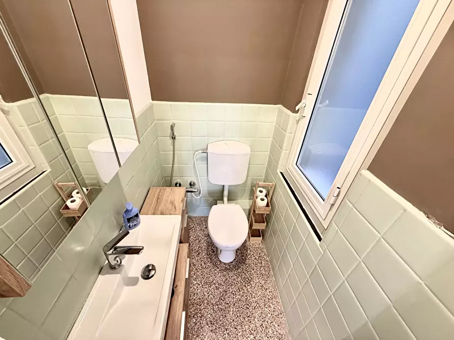 Immagine 43 di Pentalocale in vendita  in Via Fieschi a Genova