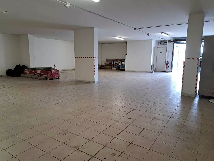 Immagine 9 di Locale commerciale in vendita  a Lanciano