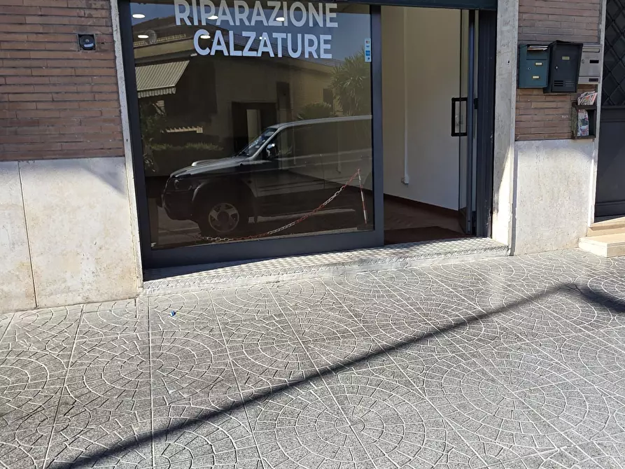 Immagine 11 di Locale commerciale in vendita  in Via Giulio Roncacci 21 a Morlupo