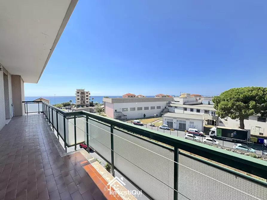 Immagine 11 di Bilocale in vendita  in Viale Riviera 22 a Pietra Ligure
