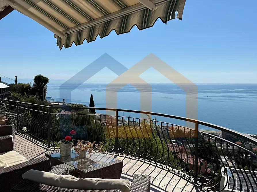 Immagine 1 di Villa in vendita  in Via Poggio dell'Orizzonte 65 a Albissola Marina