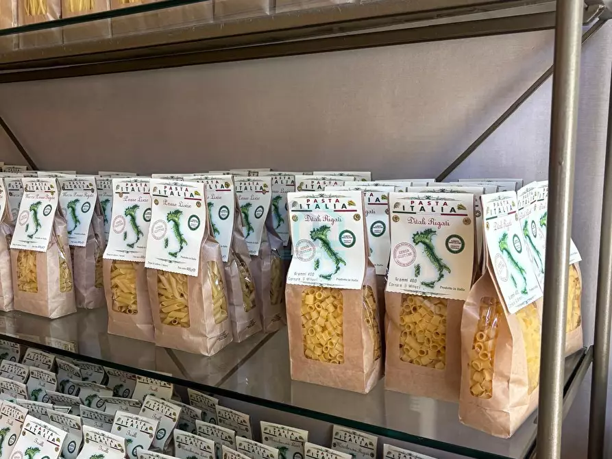 Immagine 2 di Locale commerciale in vendita  in Piazza Carlo Montanari 143/A a Torino