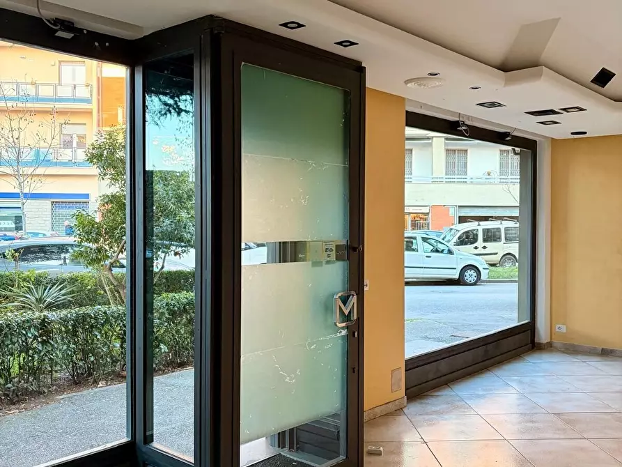 Immagine 4 di Locale commerciale in affitto  in Piazza Palmiro Togliatti a Scandicci