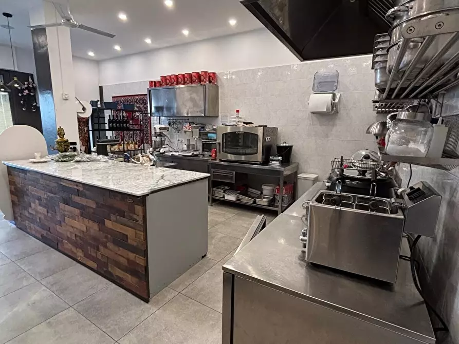 Immagine 2 di Locale commerciale in vendita  in Via di Ripoli a Firenze