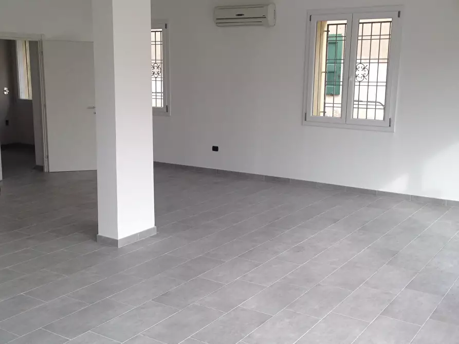 Immagine 7 di Locale commerciale in vendita  in Via Argini 2 a Ravarino