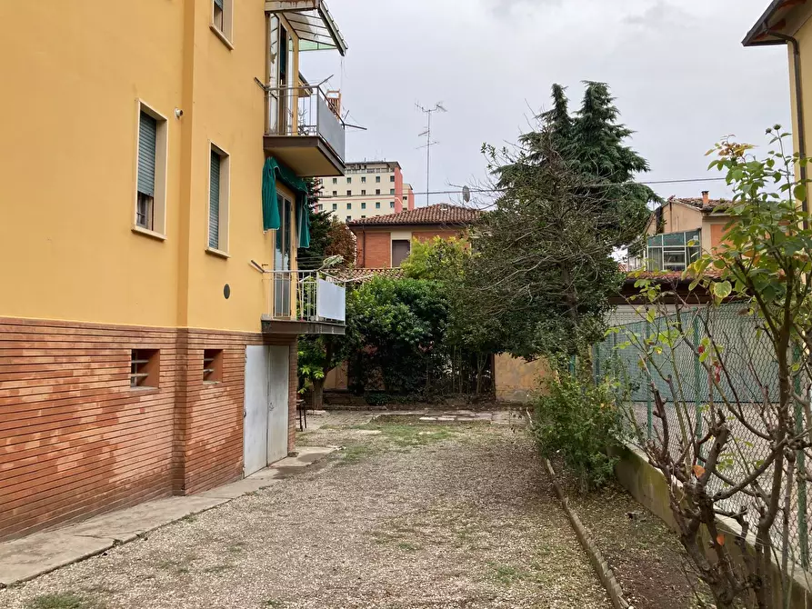 Immagine 32 di Trilocale in affitto  a Bologna