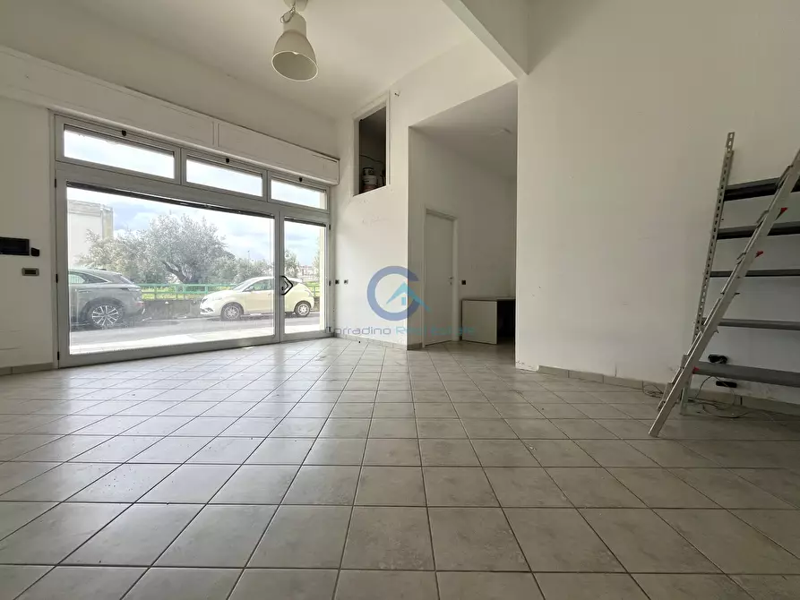 Immagine 8 di Locale commerciale in affitto  in Viale Crotone 237 a Catanzaro
