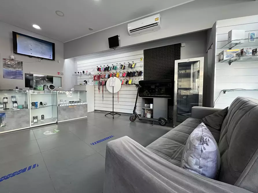 Immagine 3 di Locale commerciale in vendita  in Via Torrazzo 35 a Catanzaro