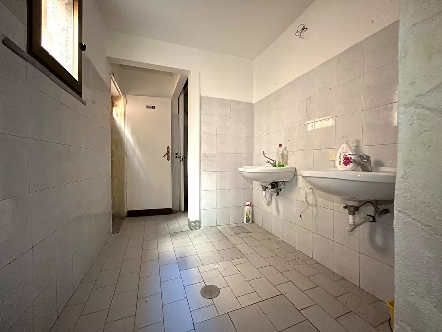 Immagine 11 di Locale commerciale in affitto  a Catanzaro