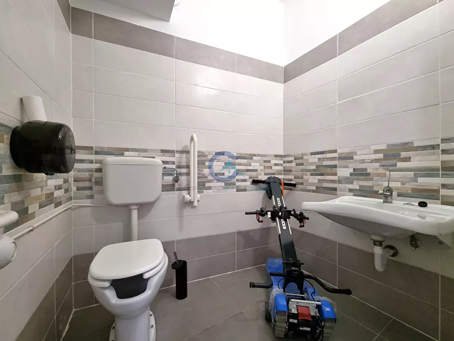 Immagine 13 di Locale commerciale in vendita  a Catanzaro