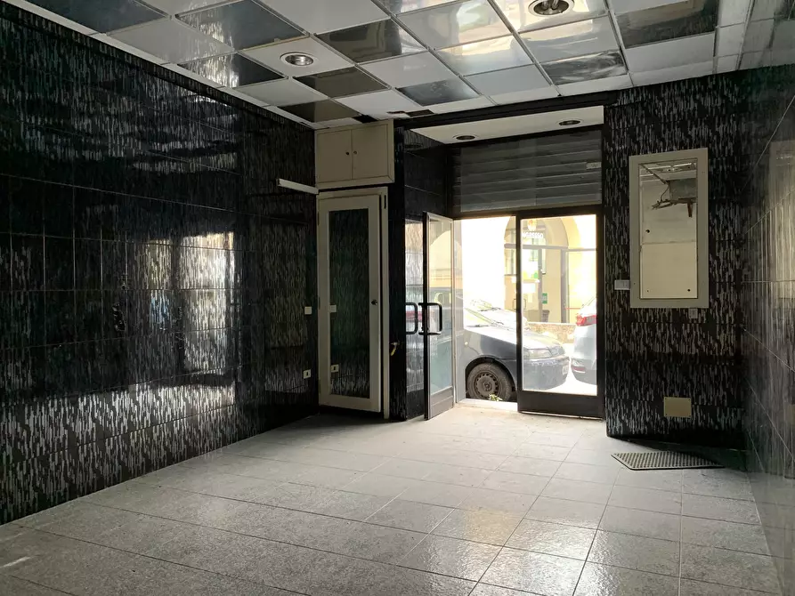 Immagine 3 di Locale commerciale in affitto  a Catanzaro