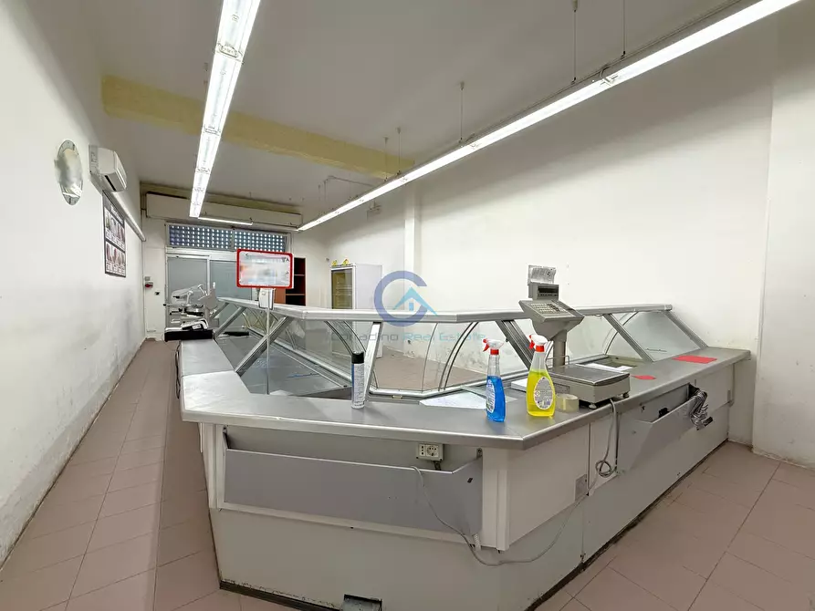 Immagine 5 di Locale commerciale in vendita  in Viale Magna Grecia 298 a Catanzaro