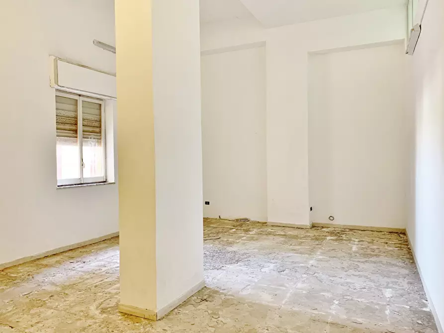 Immagine 9 di Magazzino in vendita  a Catanzaro