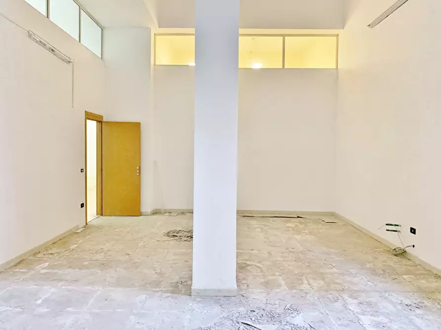 Immagine 10 di Magazzino in vendita  a Catanzaro