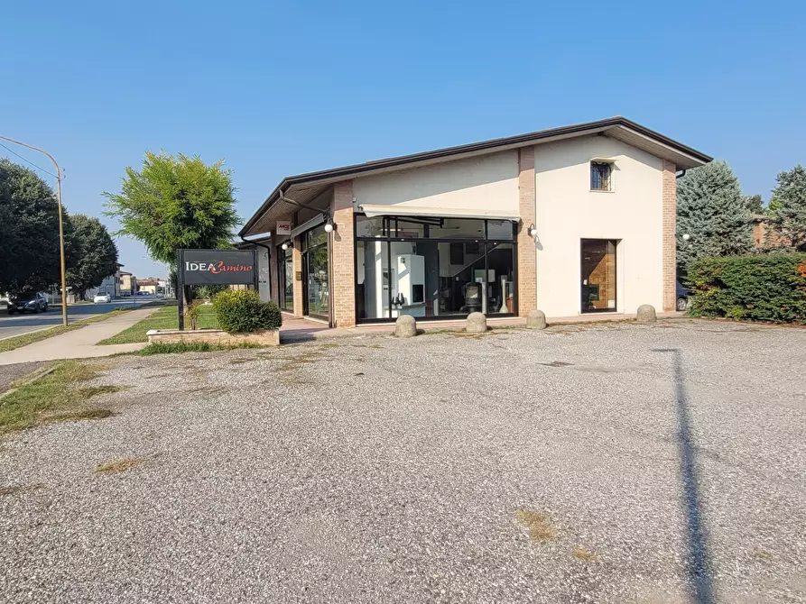 Immagine 5 di Locale commerciale in affitto  in via IV Novembre 268 a Borgosatollo