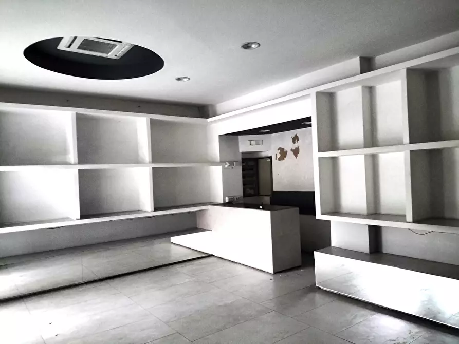 Immagine 7 di Locale commerciale in affitto  in Piazza dei Mirti 16 a Roma