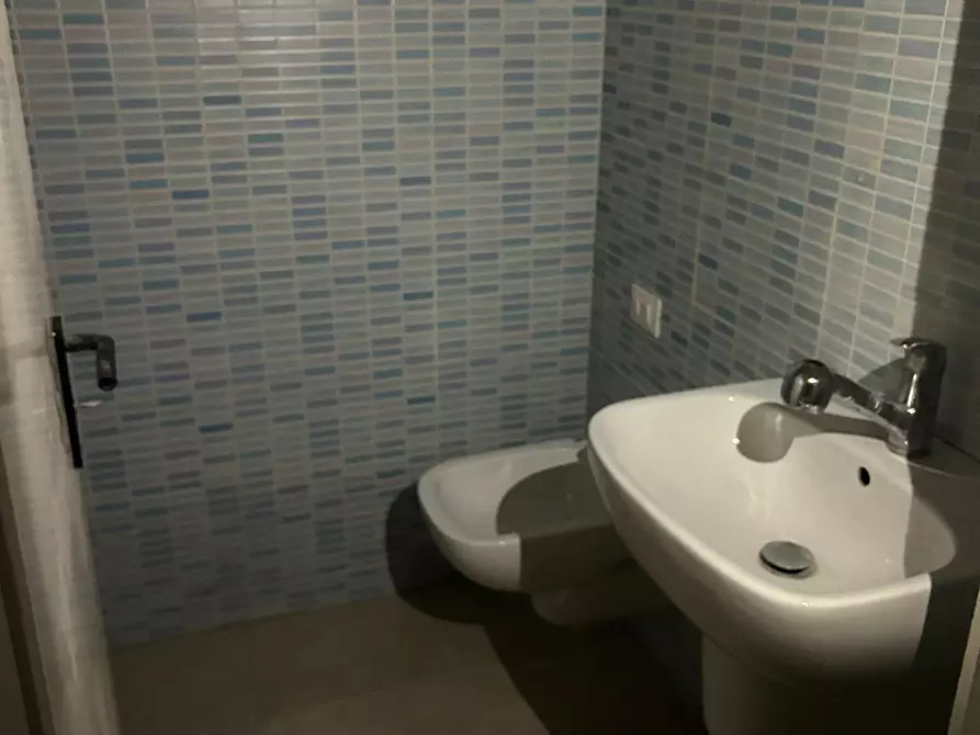 Immagine 2 di Locale commerciale in affitto  in Via mazzarino 10 a Pescara