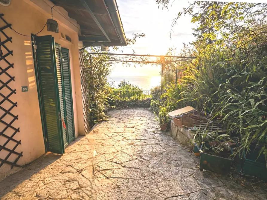 Immagine 8 di Trilocale in vendita  a Rapallo