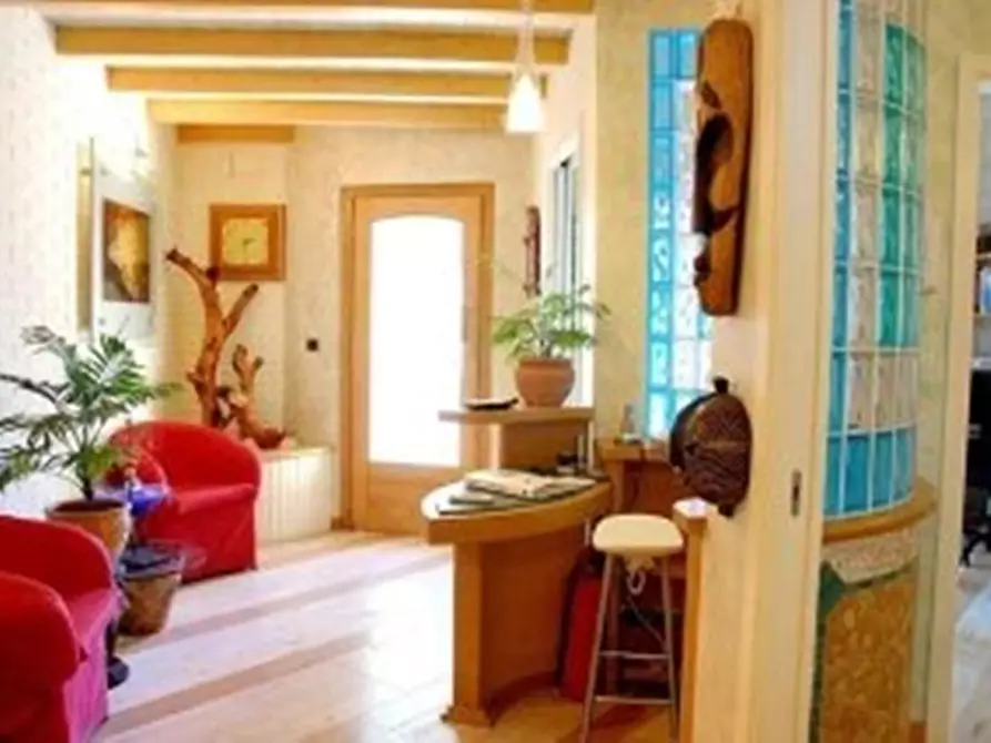 Immagine 1 di Locale commerciale in affitto  a Fara In Sabina