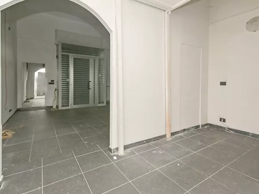 Immagine 18 di Locale commerciale in vendita  in via emanuel 22 a Torino