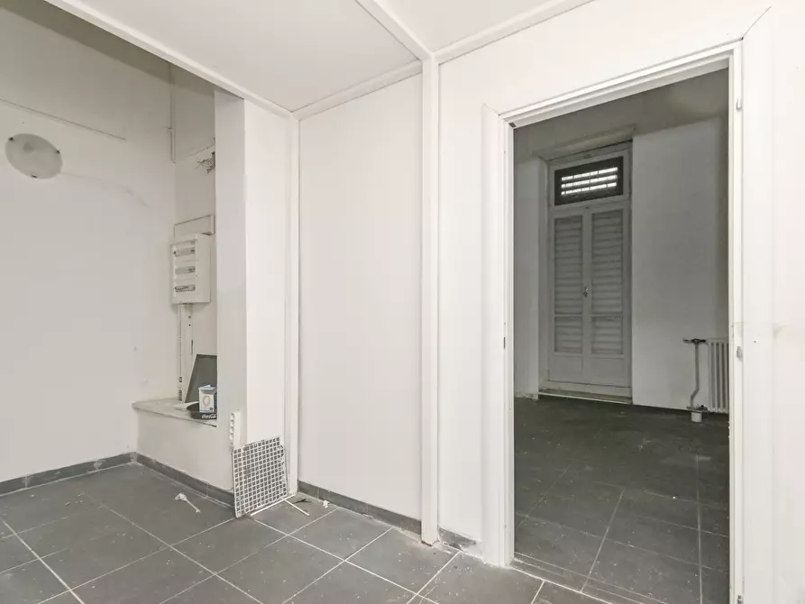 Immagine 16 di Locale commerciale in vendita  in via emanuel 22 a Torino