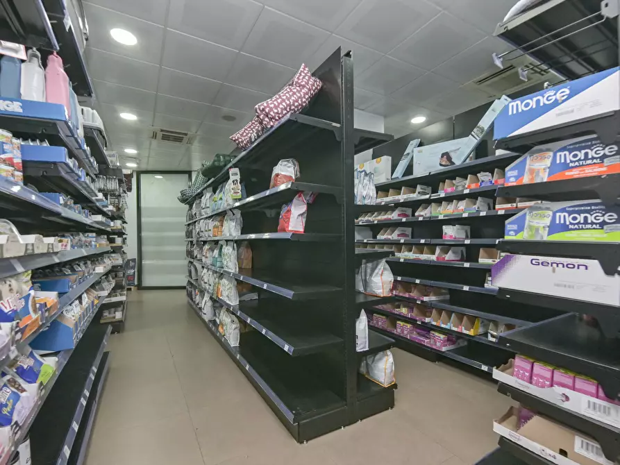 Immagine 18 di Locale commerciale in affitto  in piazza respighi 5 a Torino