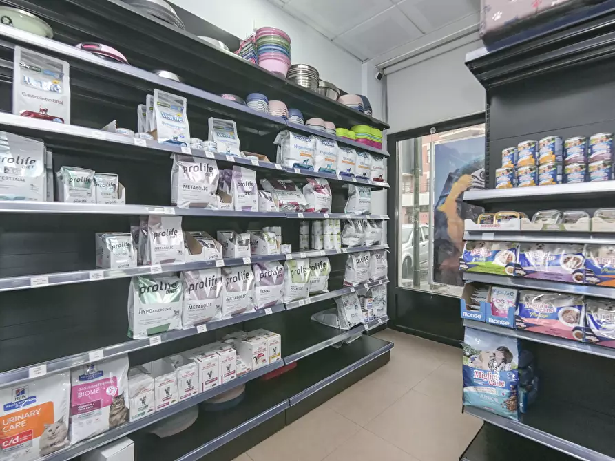 Immagine 15 di Locale commerciale in affitto  in piazza respighi 5 a Torino