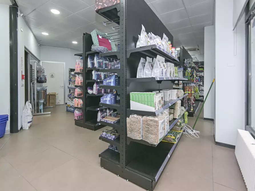 Immagine 12 di Locale commerciale in affitto  in piazza respighi 5 a Torino