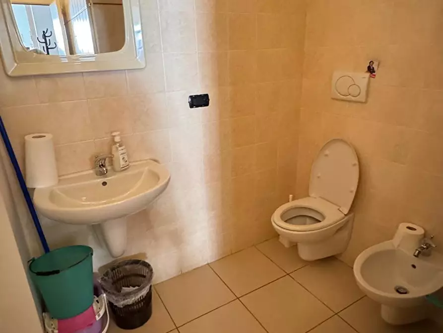 Immagine 9 di Locale commerciale in vendita  in via roma a Monopoli