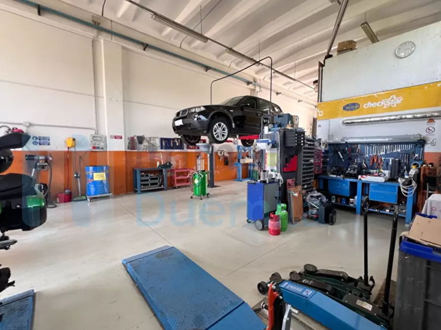 Immagine 1 di Attività artigianale in vendita  a Imola