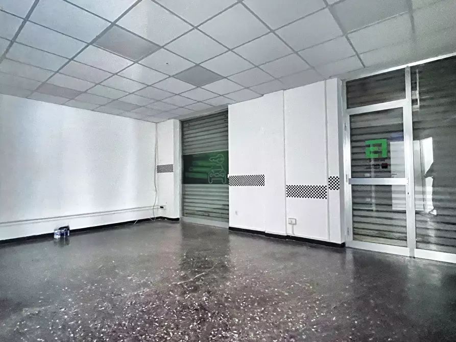 Immagine 5 di Locale commerciale in affitto  in Corso Tardy e Benech 26 R a Savona