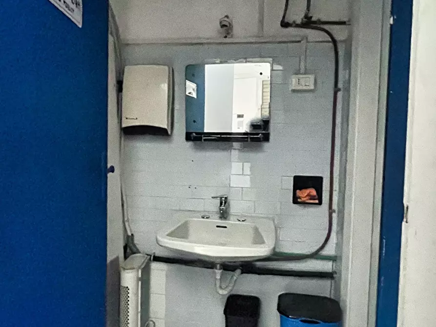 Immagine 9 di Locale commerciale in affitto  in Corso Tardy e Benech 26 R a Savona